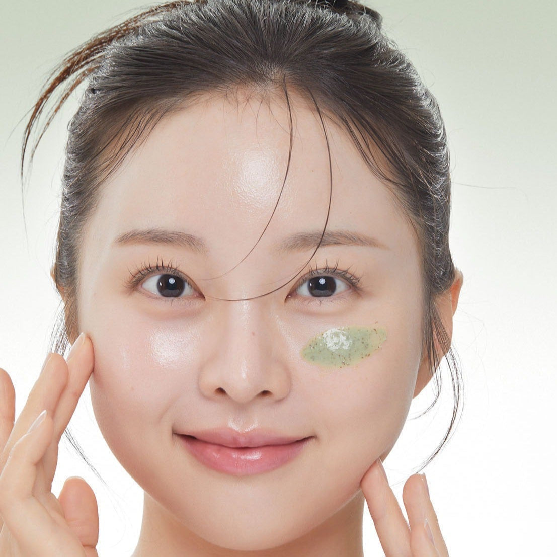 Woman applying VT COSMETIC Cica Mask Cleanser 120ml on her face, demonstrating skincare routine.